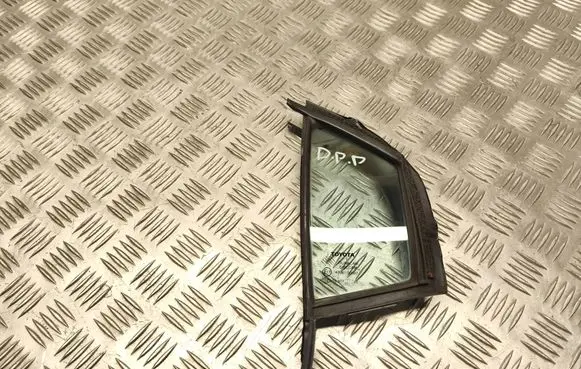 Toyota Yaris Front door vent window glass four-door 43R00097 TS917