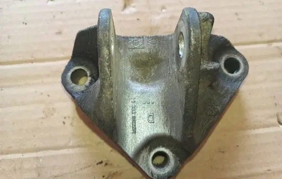 Renault Latitude (L70) Engine mounting bracket 113320028R