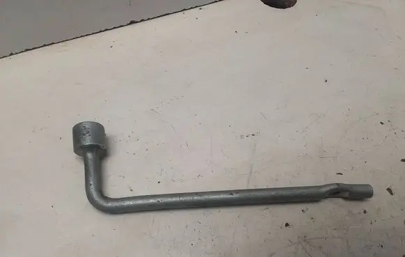 Nissan X-Trail T31 Wheel nut wrench 