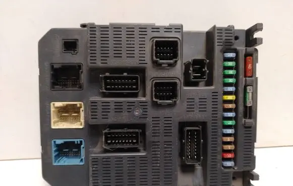 Peugeot 308 Fuse module 9663798180 1043363210807 2014975280807