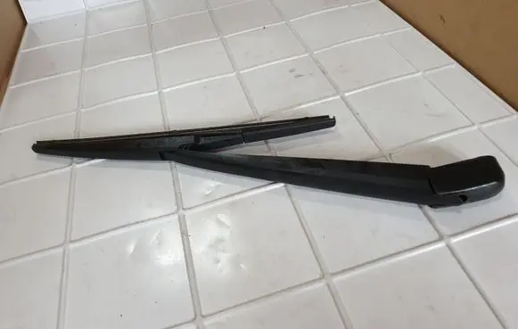 Rear wiper blade arm