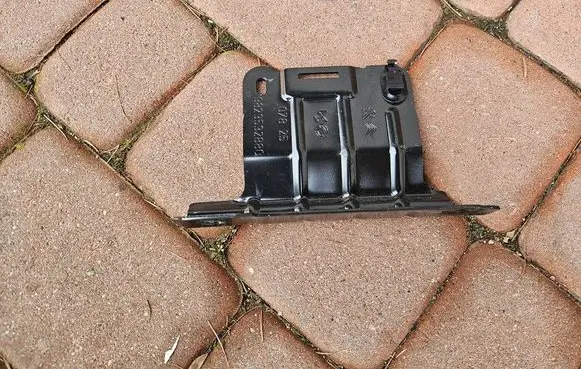 Opel Mokka B Battery tray 9823532880