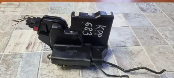 Hyundai Trajet Front door lock