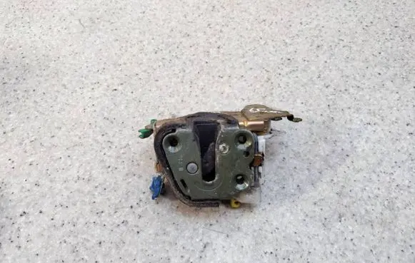 Subaru Forester SF Front door lock