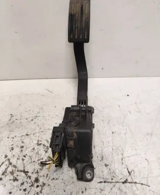 Accelerator throttle pedal