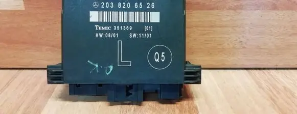 Mercedes-Benz C W203 Door control unit/module 2038206526 A2038206526 351369
