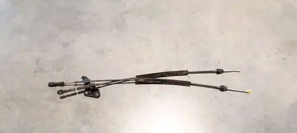 Volkswagen PASSAT B7 Gear shift cable bracket 1K0711789J