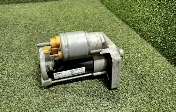 Opel Vivaro Starter motor 233002889R
