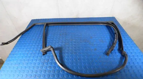 Volkswagen Golf VIII Rubber seal rear door window/glass CART5H9839440B 5H9839440B