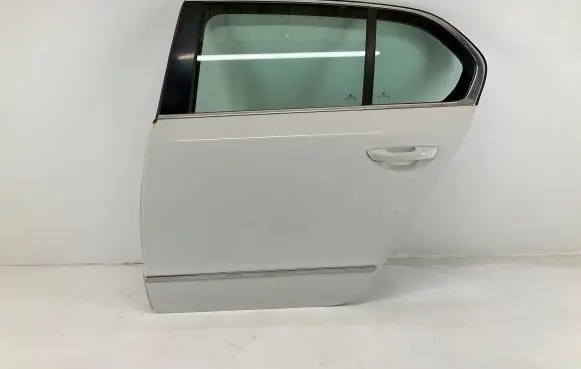 Skoda Superb B6 (3T) Rear door 3T5833311