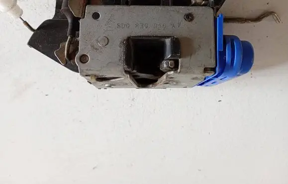 Audi A4 S4 B5 8D Rear door lock 8D0839016A