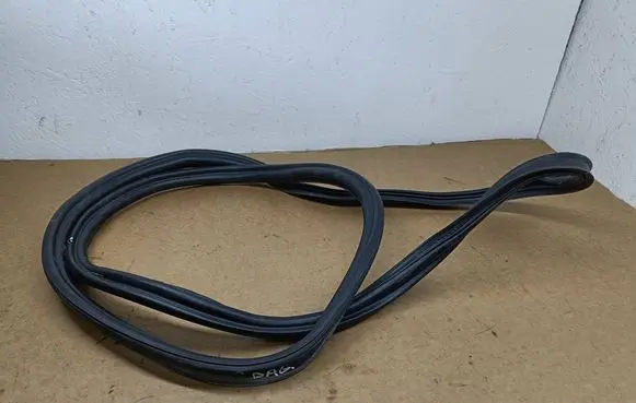 Volkswagen PASSAT B7 USA Trunk rubber seal (body) 561827705