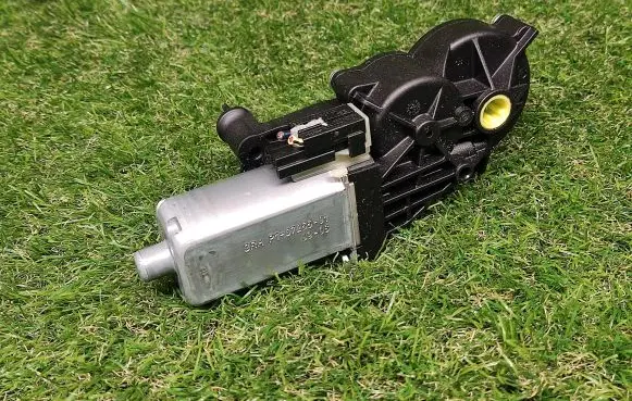 Mercedes-Benz C W204 Seat adjustment motor P10725501 0390203324