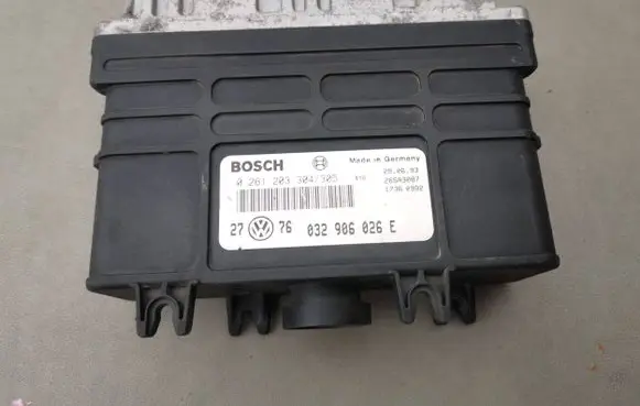 Volkswagen Golf III Engine control unit/module 032906026E 0261203304