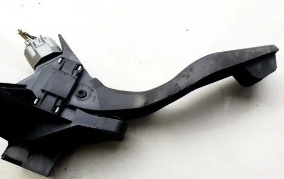 Ford Mondeo Mk III Accelerator throttle pedal 2S719F836DA