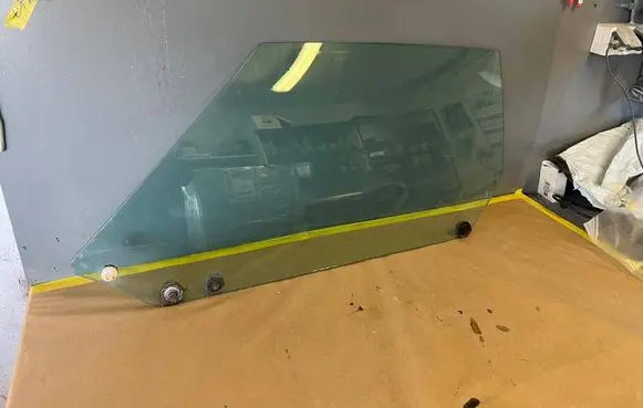 Chevrolet Corvette Front door window/glass (coupe) 