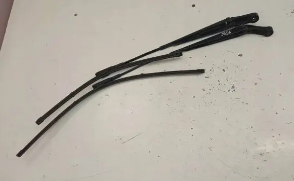 Opel Zafira B Front wiper blade arm