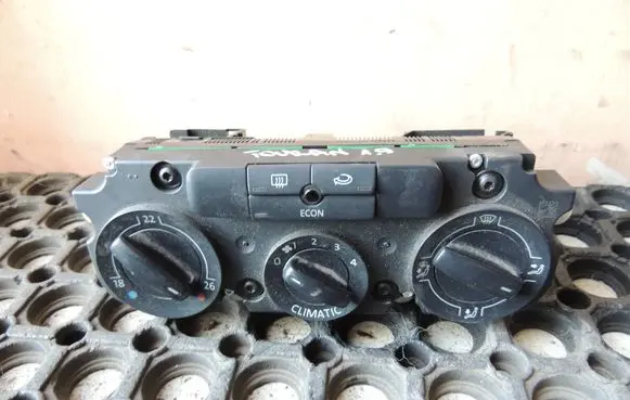 Volkswagen Touran I Climate control/heater control trim 