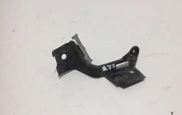Volkswagen PASSAT B5 Fender mounting bracket 3B0821238