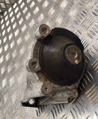 Honda CR-V Engine mount bracket