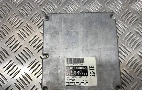 Toyota Avensis T220 Engine control unit/module 8966105310 MB1758002005