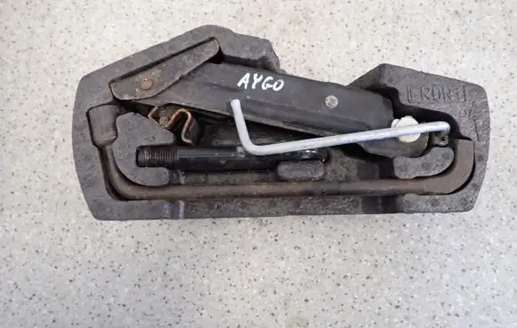 Toyota Aygo AB10 Spare wheel mounting bracket 