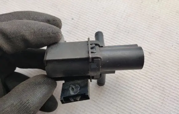 Toyota Camry Turbo solenoid valve 2586028080 1013622310