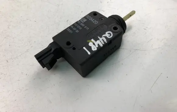 Opel Astra J Central locking motor 90589918