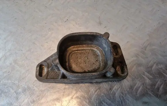 Volkswagen PASSAT B5.5 Engine mounting bracket 8D0199335Q
