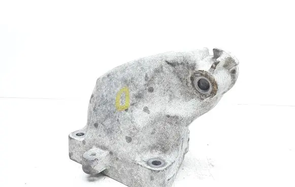 Engine mounting bracket
