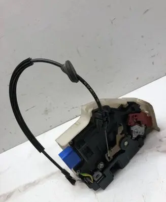 Volkswagen Golf V Front door lock