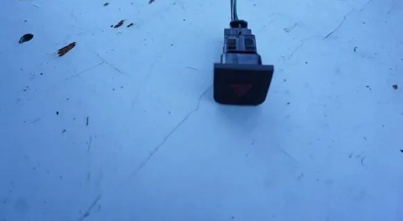 Renault Kadjar Hazard light switch 10108023