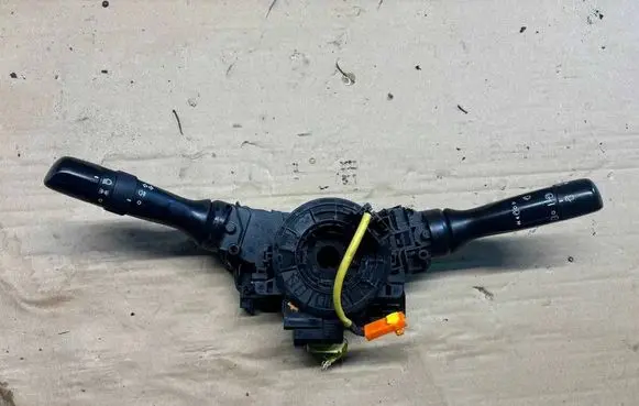 Toyota Yaris Wiper turn signal indicator stalk/switch 0D09117F619