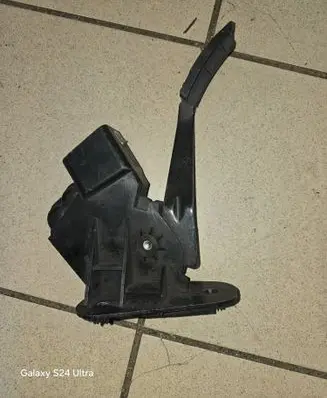 Accelerator throttle pedal
