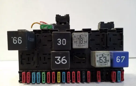Volkswagen PASSAT B4 Fuse module 357937039