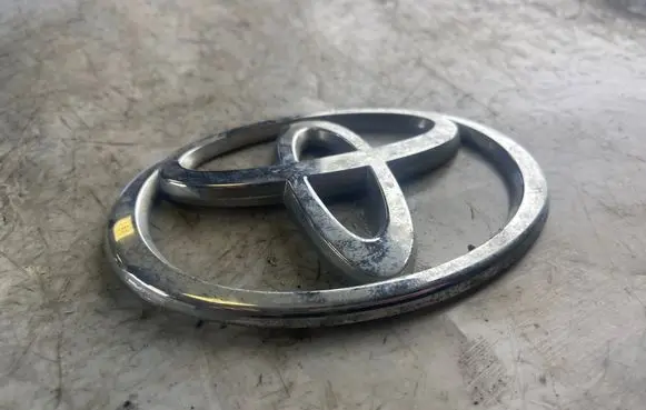 Toyota Corolla Verso E121 Manufacturers badge/model letters 90975W2001