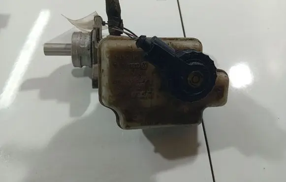 Brake fluid reservoir