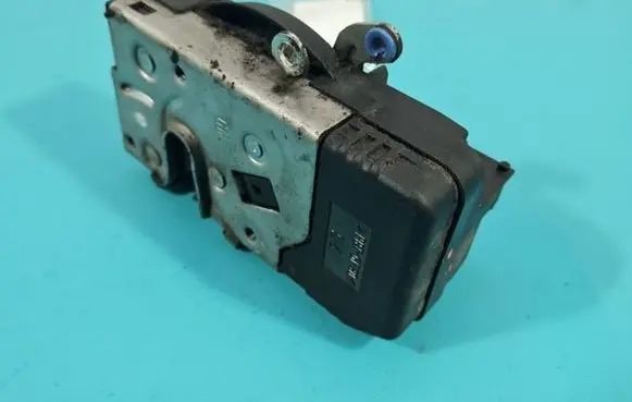 Opel Vivaro Front door lock 8200008260 IMPRK1420904