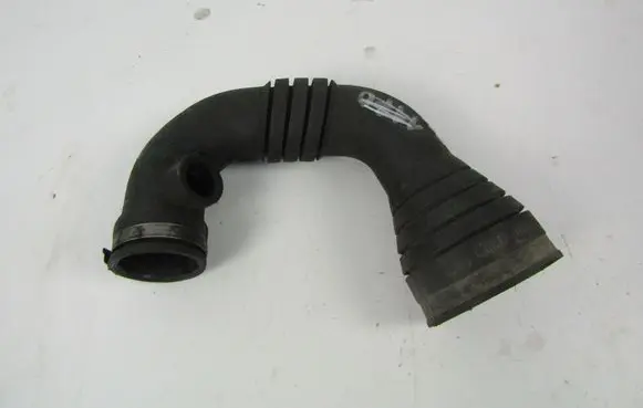 Volkswagen PASSAT B5 Air intake hose/pipe 8D0129615A