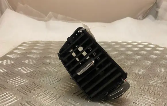 Volvo XC90 Dash center air vent grill 31366453