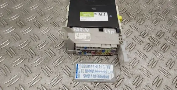 Toyota Yaris Fuse module 8273052F80 892210D110