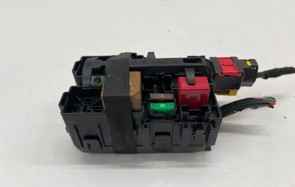Opel Mokka B Fuse module 96QH030380