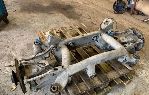 BMW 5 E39 Rear axle beam 281592592 1616101853