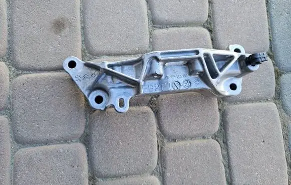 Opel Mokka B Engine mounting bracket 9813582980