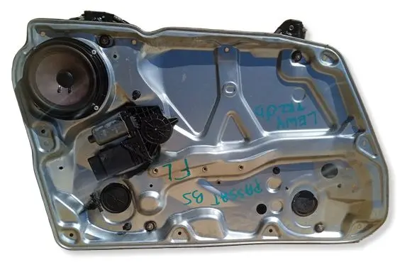 Volkswagen PASSAT B5.5 Front door window regulator motor 105404301