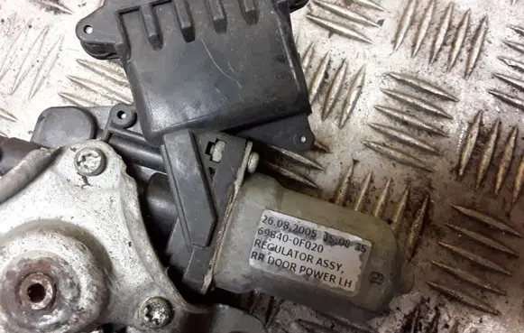 Toyota Corolla Verso E121 Rear door window regulator motor 698400F020