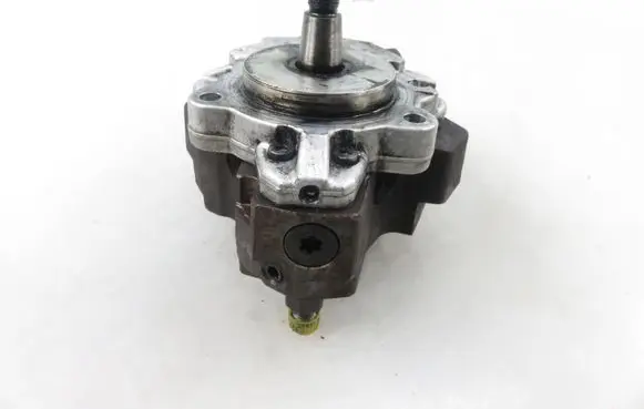 BMW X3 E83 Fuel injection high pressure pump 7788670 0445010045