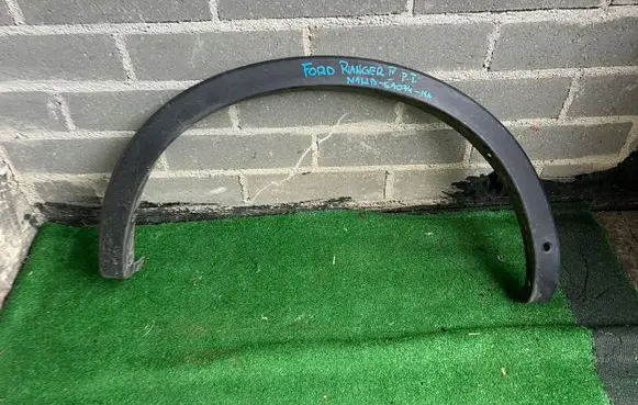 Ford Explorer Front arch trim 16A074