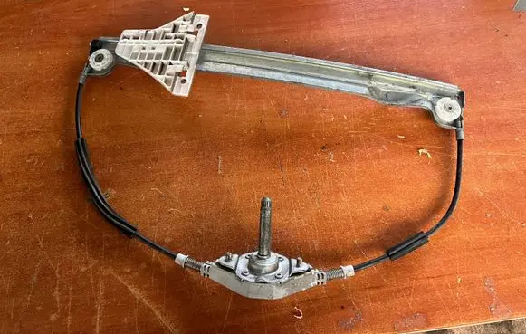 Rear door manual window regulator