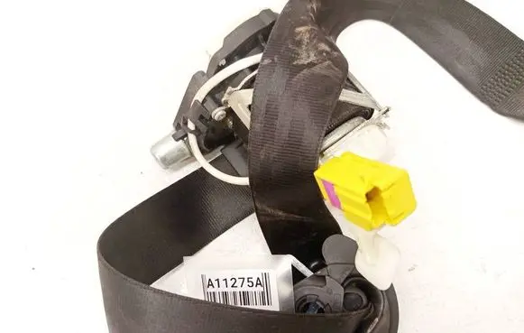 Volkswagen PASSAT B6 Front seatbelt 33042933H